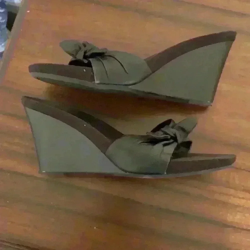 Bandolino Leather Bow Wedges